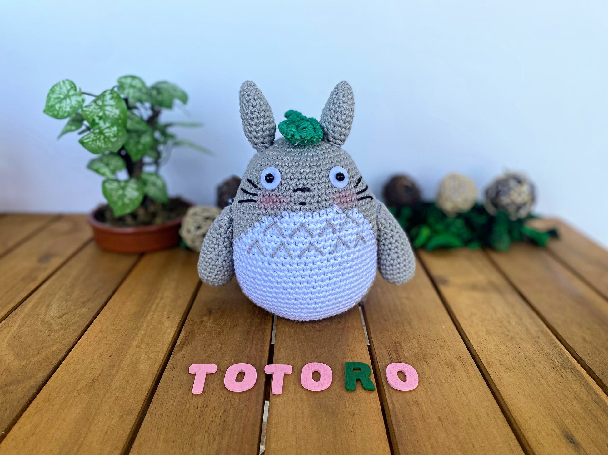 Handmade Totoro amigurumi inspired by Studio Ghibli’s My Neighbor Totoro (Mi Vecino Totoro), a perfect pattern for fans of Ghibli, forest spirits, and magical anime worlds.