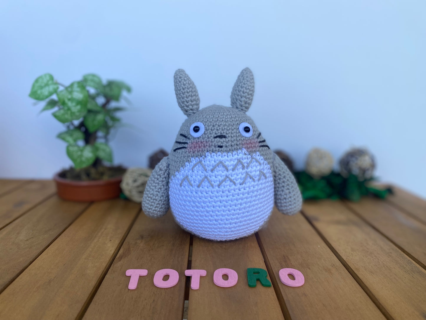 Handmade Totoro amigurumi inspired by Studio Ghibli’s My Neighbor Totoro (Mi Vecino Totoro), a perfect pattern for fans of Ghibli, forest spirits, and magical anime worlds.
