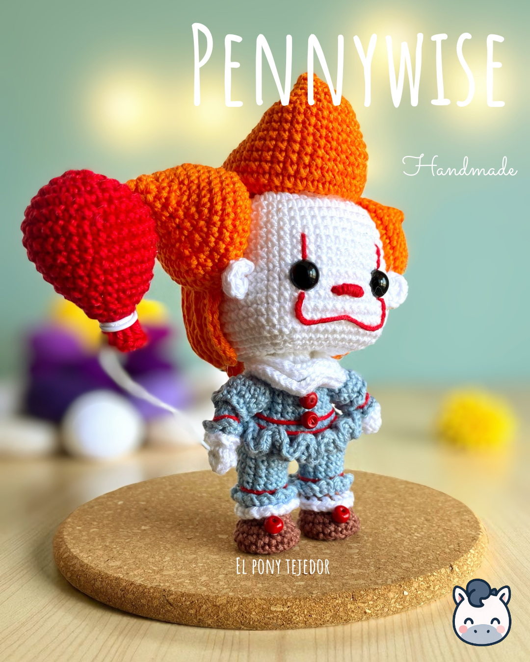 Amigurumi de Pennywise inspirado en IT, tejido a mano con hilo 100% algodón. Perfecto para fans de Stephen King, el cine de terror y Halloween. Creado por El Pony Tejedor.