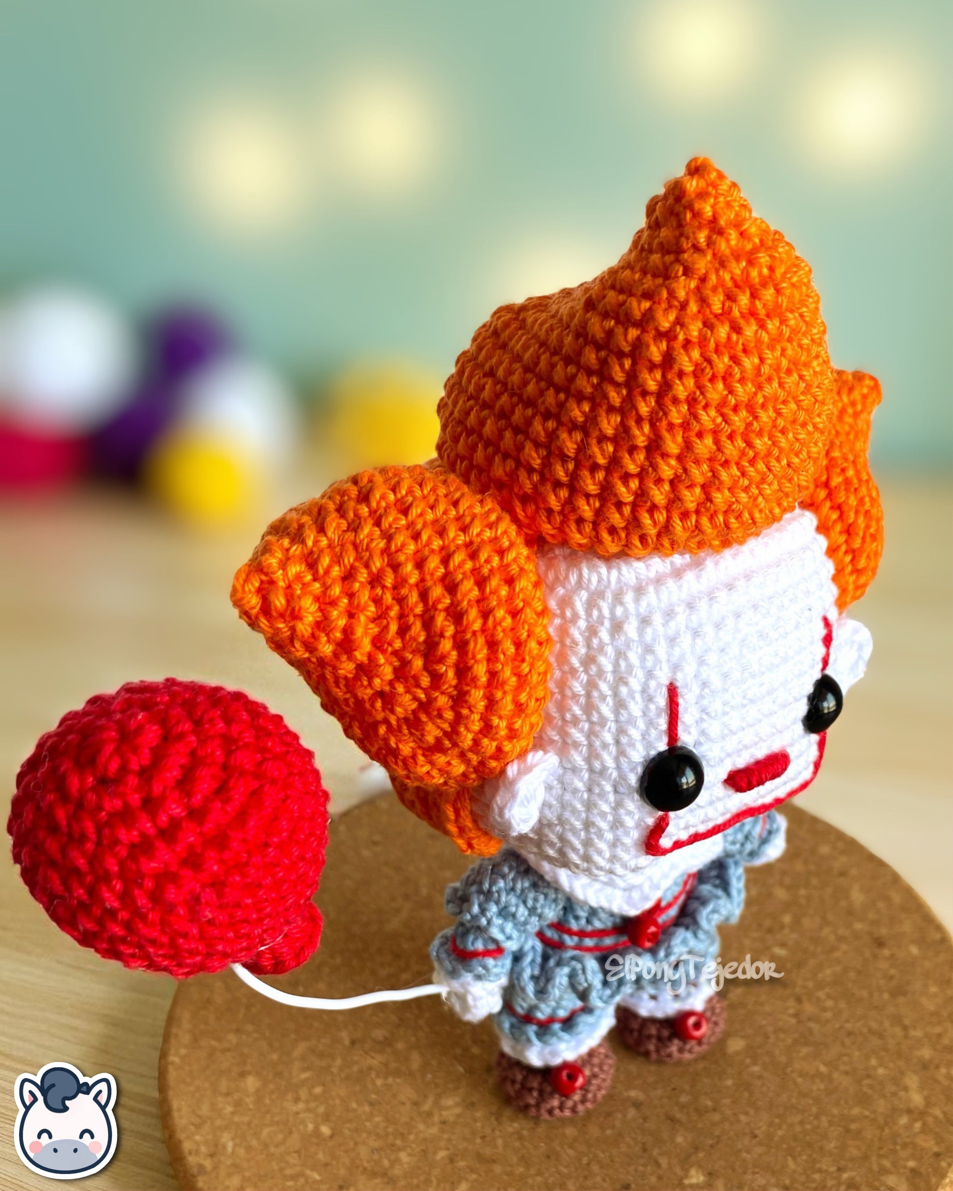 Amigurumi de Pennywise inspirado en IT, tejido a mano con hilo 100% algodón. Perfecto para fans de Stephen King, el cine de terror y Halloween. Creado por El Pony Tejedor.