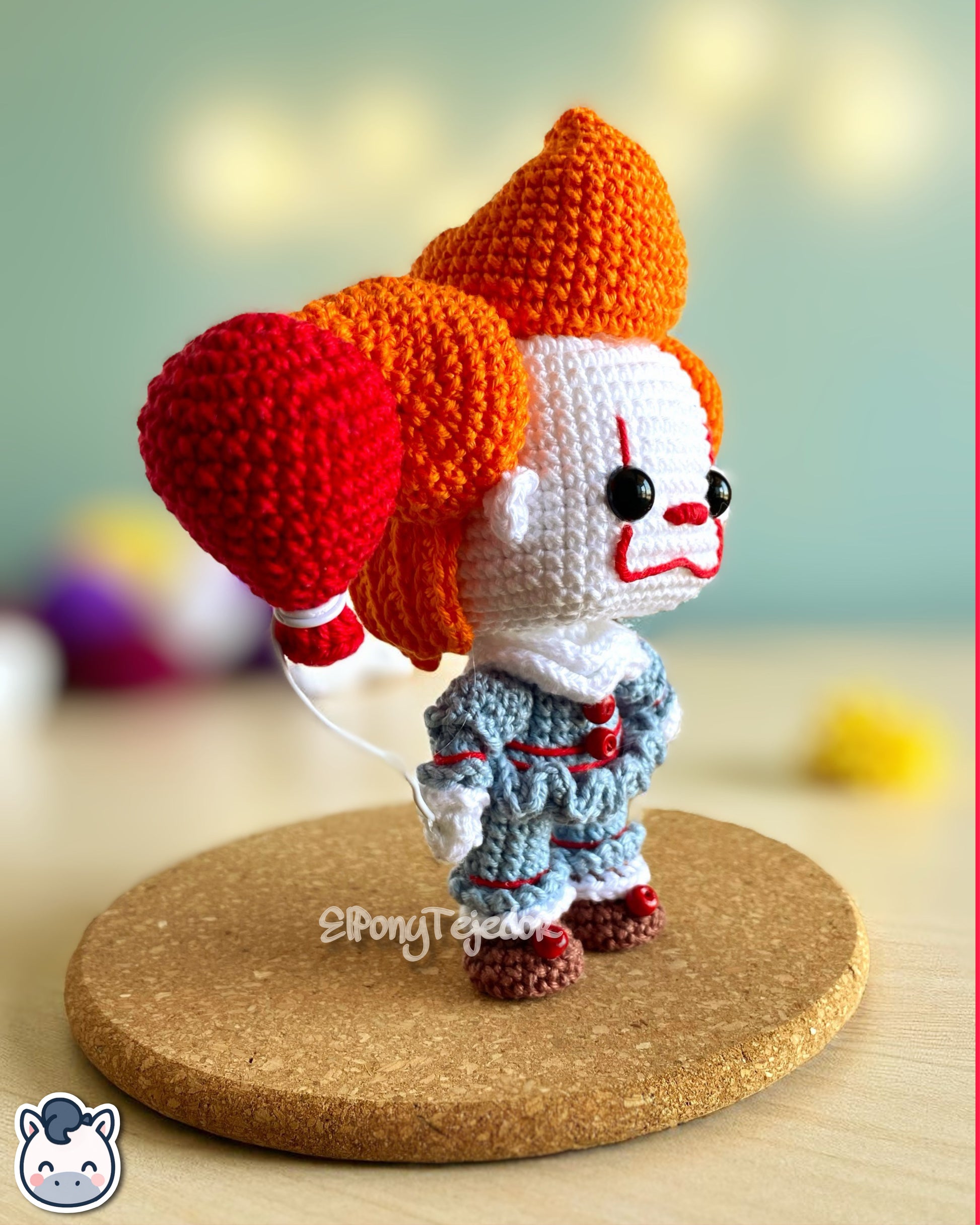 Amigurumi de Pennywise inspirado en IT, tejido a mano con hilo 100% algodón. Perfecto para fans de Stephen King, el cine de terror y Halloween. Creado por El Pony Tejedor.