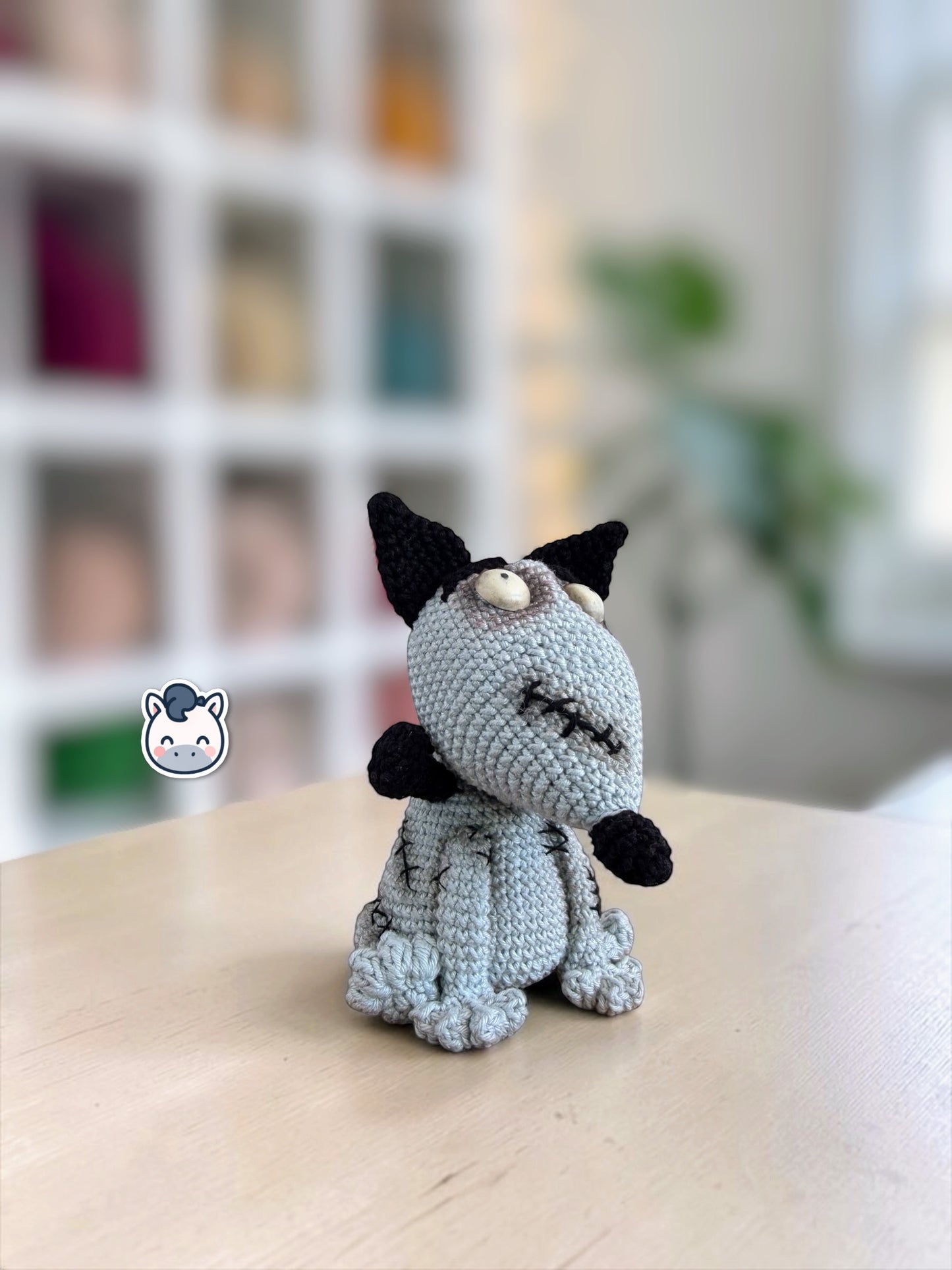Amigurumi de Frankenweenie inspirado en Tim Burton, un patrón de crochet adorable y spooky perfecto para fans del cine gótico, Halloween y los muñecos estilo geek y handmade.