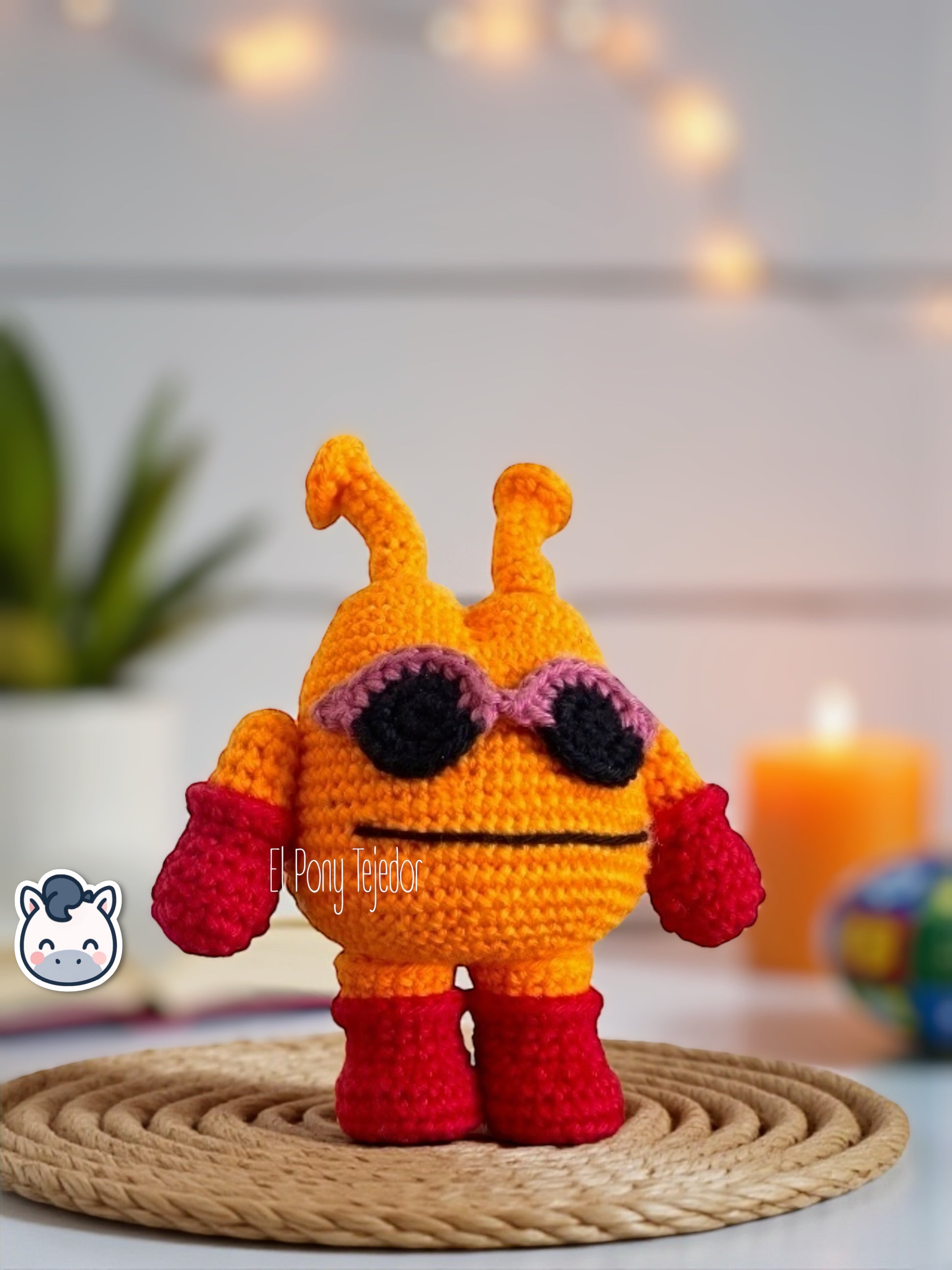 Amigurumi hecho a mano del Rey Nikochan y su sirviente, inspirado en Dr. Slump. Un patrón de crochet en PDF ideal para fans de Toriyama y amantes del anime.