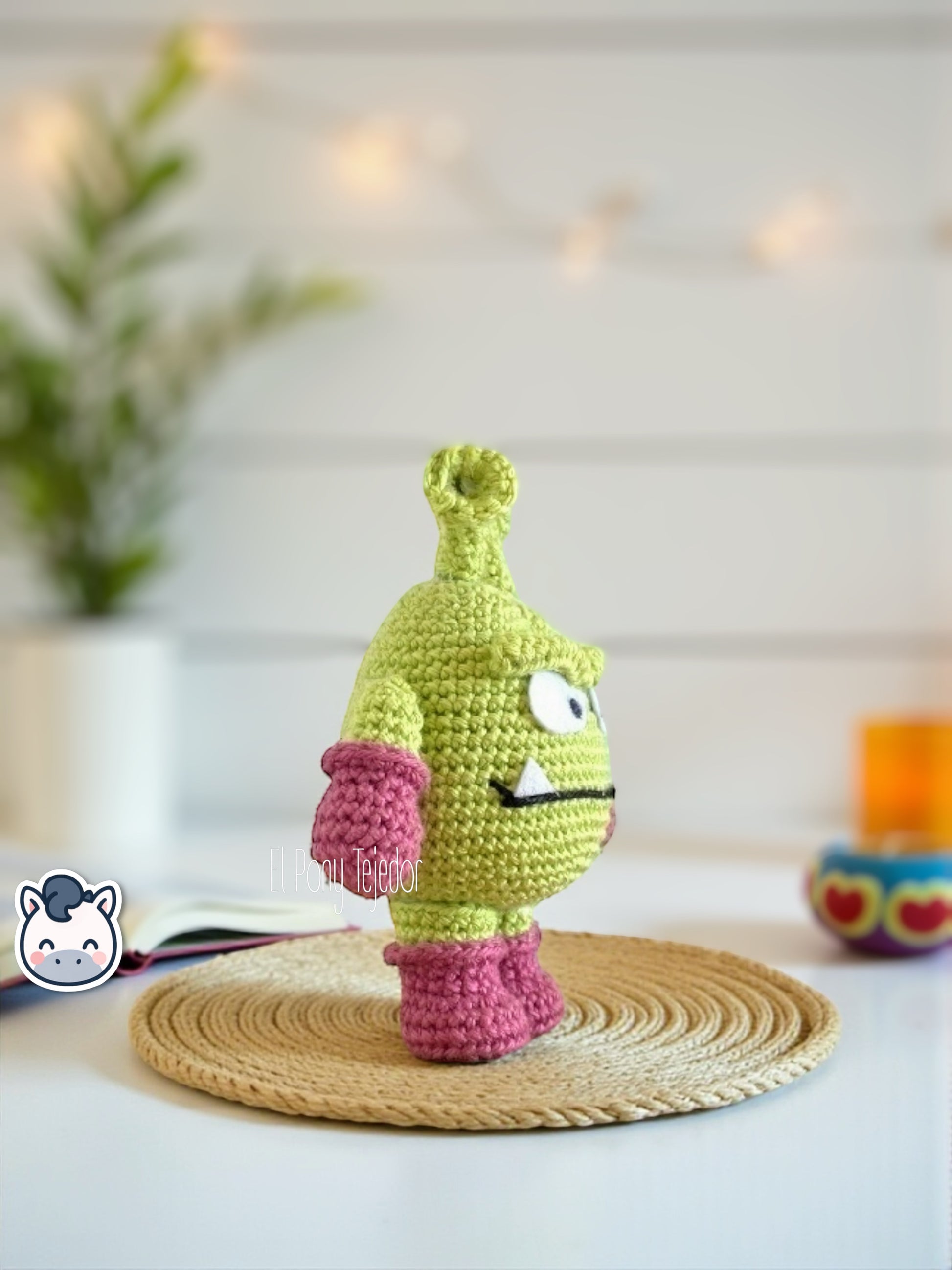 Amigurumi hecho a mano del Rey Nikochan y su sirviente, inspirado en Dr. Slump. Un patrón de crochet en PDF ideal para fans de Toriyama y amantes del anime.