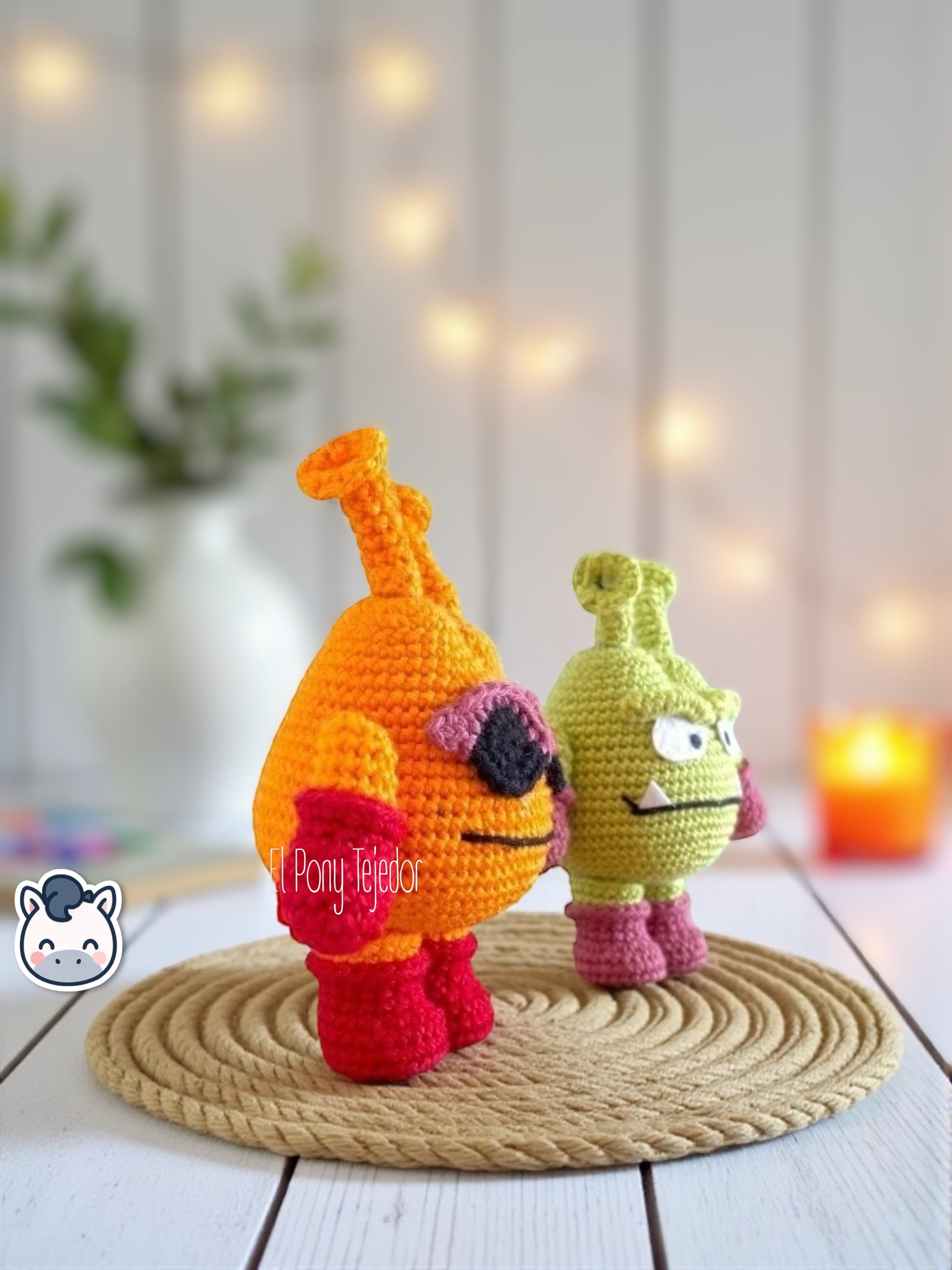 Amigurumi hecho a mano del Rey Nikochan y su sirviente, inspirado en Dr. Slump. Un patrón de crochet en PDF ideal para fans de Toriyama y amantes del anime.