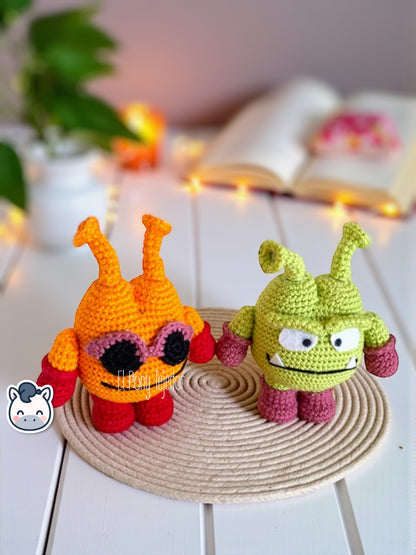 Amigurumi hecho a mano del Rey Nikochan y su sirviente, inspirado en Dr. Slump. Un patrón de crochet en PDF ideal para fans de Toriyama y amantes del anime.
