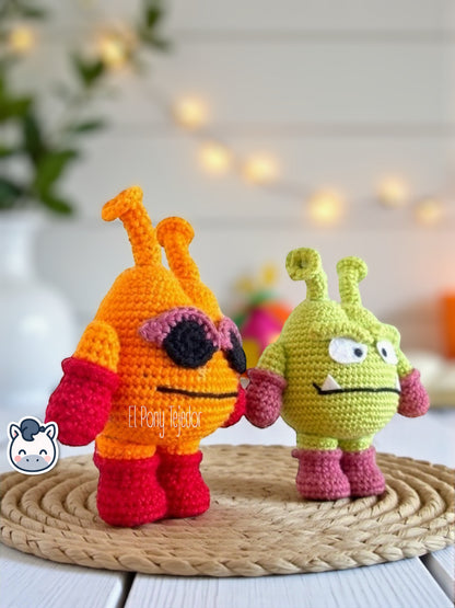Amigurumi hecho a mano del Rey Nikochan y su sirviente, inspirado en Dr. Slump. Un patrón de crochet en PDF ideal para fans de Toriyama y amantes del anime.