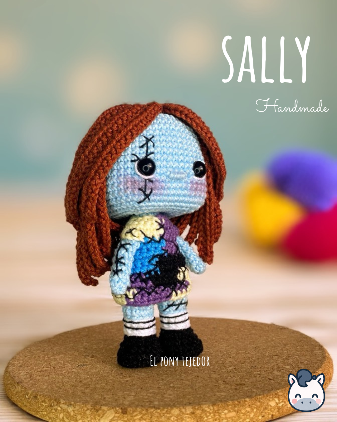 Amigurumi de Sally inspirado en Pesadilla Antes de Navidad, tejido a mano con hilo 100% algodón. Perfecto para fans de Tim Burton, Halloween y coleccionistas de arte gótico. Creado por El Pony Tejedor.