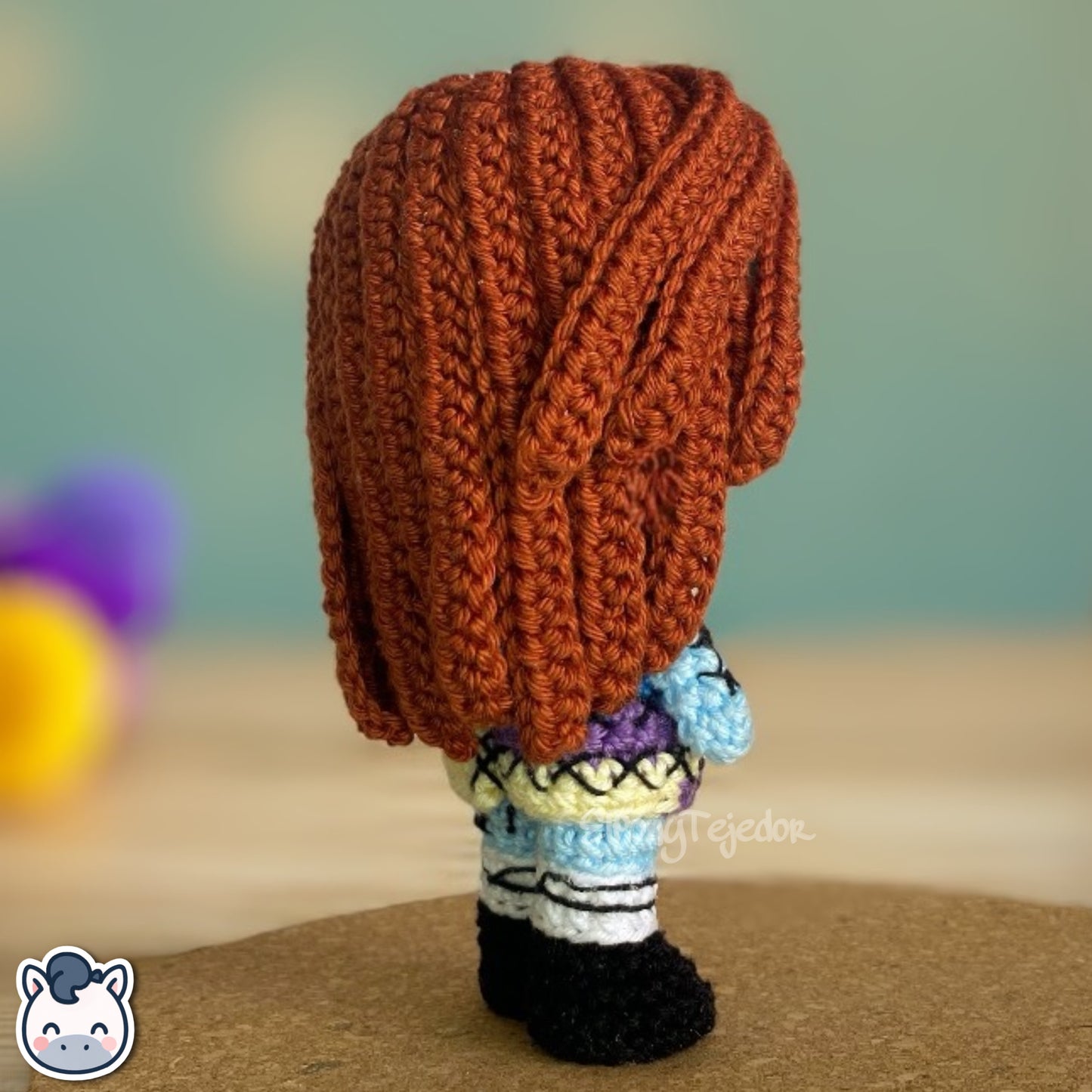Amigurumi de Sally inspirado en Pesadilla Antes de Navidad, tejido a mano con hilo 100% algodón. Perfecto para fans de Tim Burton, Halloween y coleccionistas de arte gótico. Creado por El Pony Tejedor.