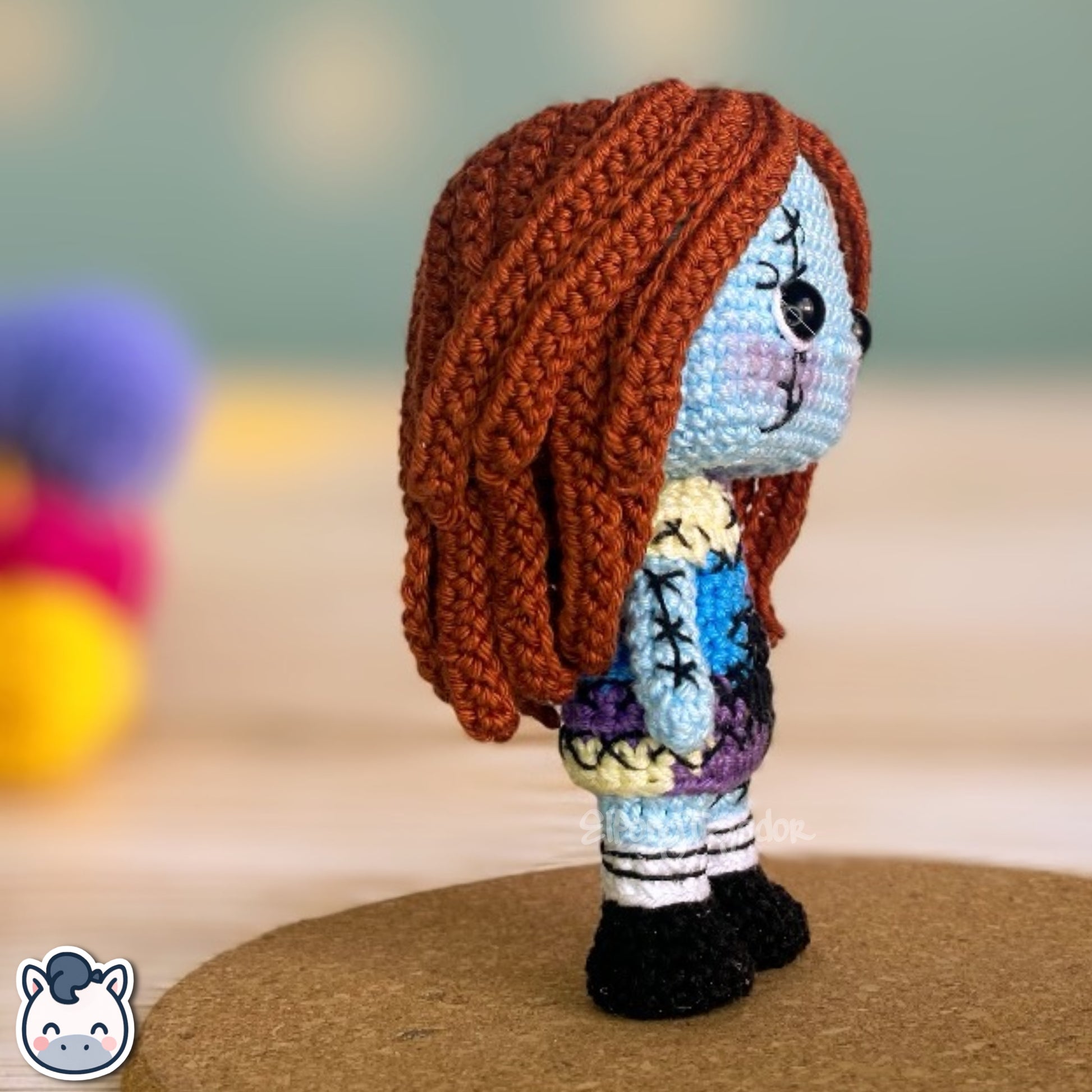 Amigurumi de Sally inspirado en Pesadilla Antes de Navidad, tejido a mano con hilo 100% algodón. Perfecto para fans de Tim Burton, Halloween y coleccionistas de arte gótico. Creado por El Pony Tejedor.