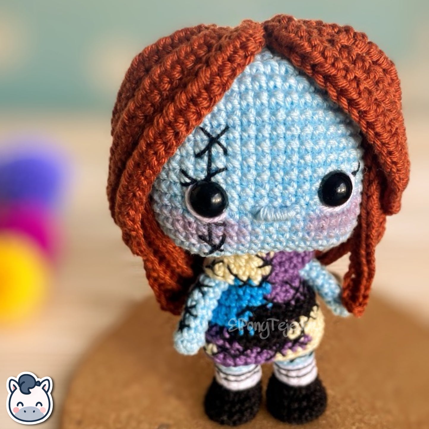 Amigurumi de Sally inspirado en Pesadilla Antes de Navidad, tejido a mano con hilo 100% algodón. Perfecto para fans de Tim Burton, Halloween y coleccionistas de arte gótico. Creado por El Pony Tejedor.