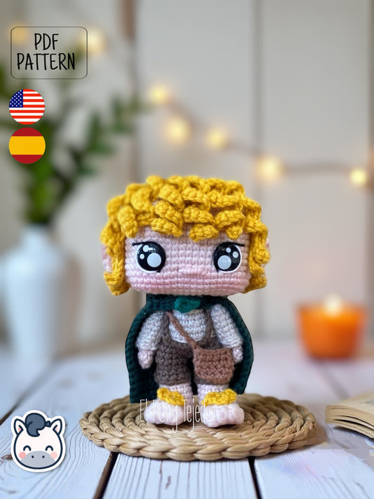 Handmade Samwise Gamgee amigurumi inspired by The Lord of the Rings, a fantasy crochet pattern PDF perfect for Tolkien fans, collectors and geek plush lovers.