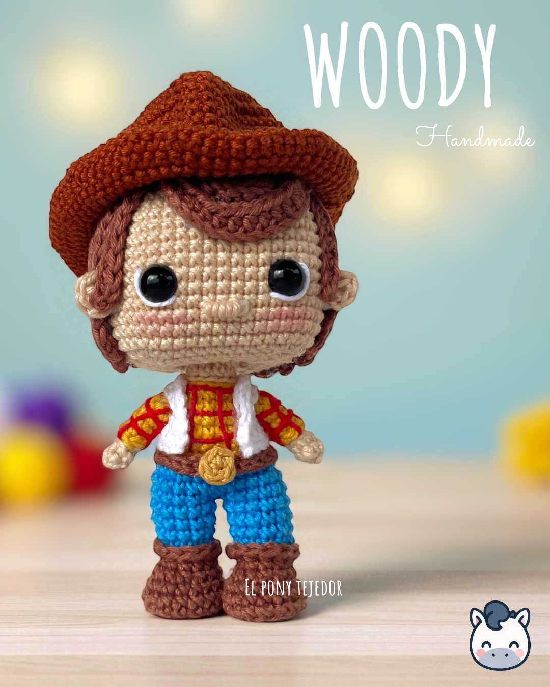 Amigurumi de Woody inspirado en Toy Story, hecho a mano con hilo 100% algodón. Perfecto para fans de Pixar, coleccionistas y amantes del crochet. Creado por El Pony Tejedor.