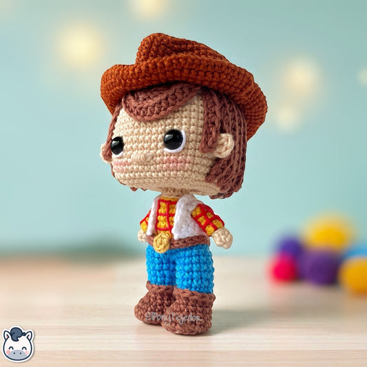 Amigurumi de Woody inspirado en Toy Story, hecho a mano con hilo 100% algodón. Perfecto para fans de Pixar, coleccionistas y amantes del crochet. Creado por El Pony Tejedor.