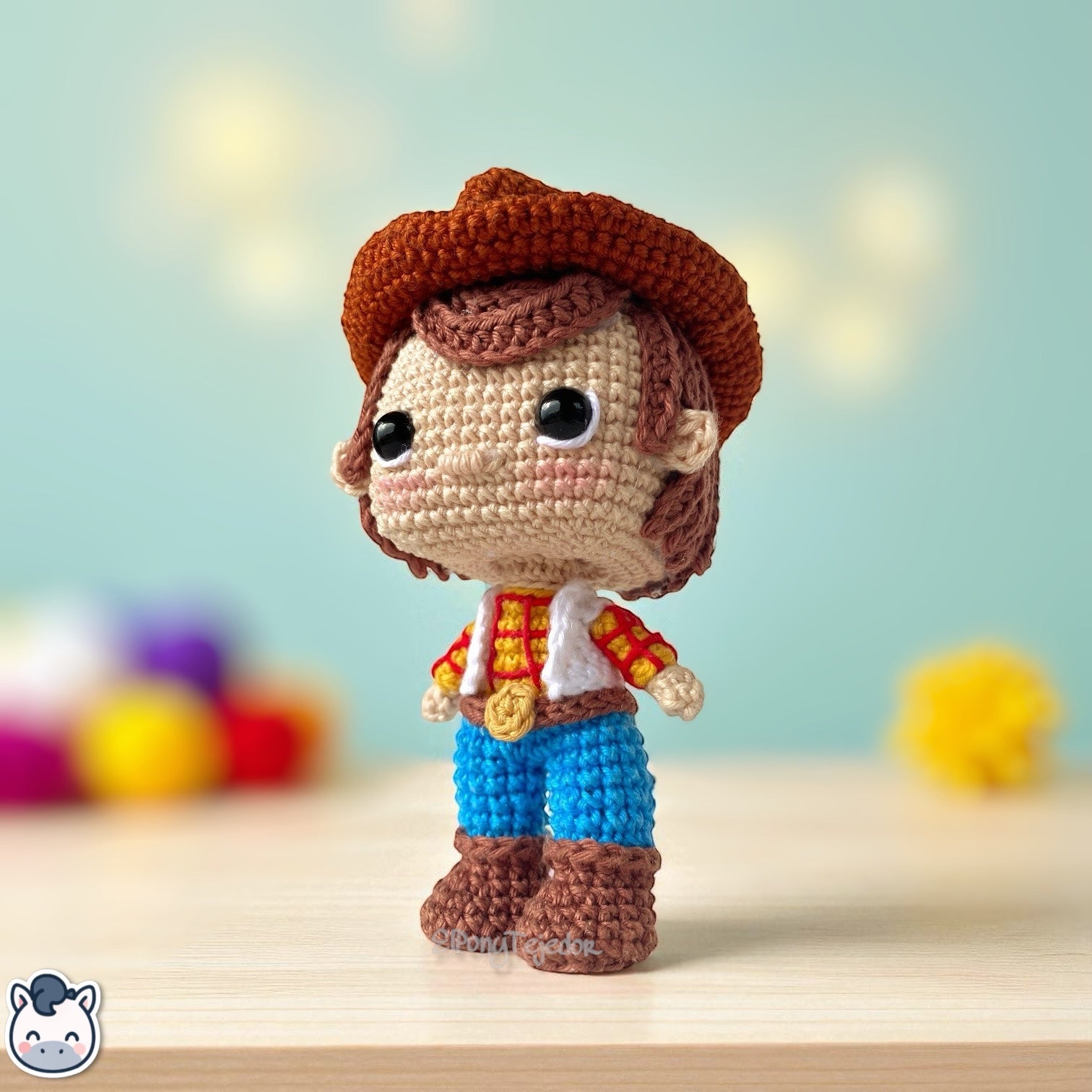 Amigurumi de Woody inspirado en Toy Story, hecho a mano con hilo 100% algodón. Perfecto para fans de Pixar, coleccionistas y amantes del crochet. Creado por El Pony Tejedor.