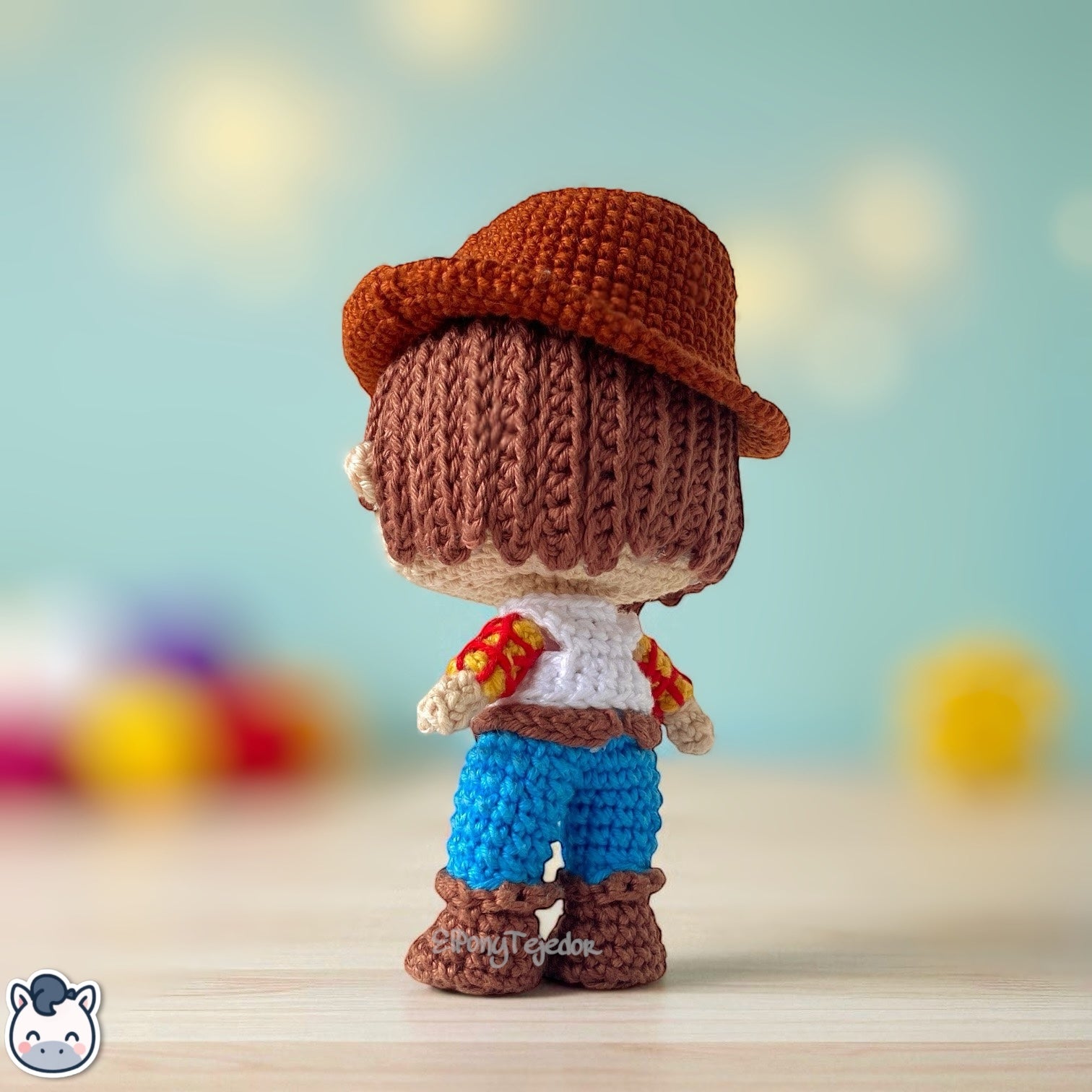 Amigurumi de Woody inspirado en Toy Story, hecho a mano con hilo 100% algodón. Perfecto para fans de Pixar, coleccionistas y amantes del crochet. Creado por El Pony Tejedor.
