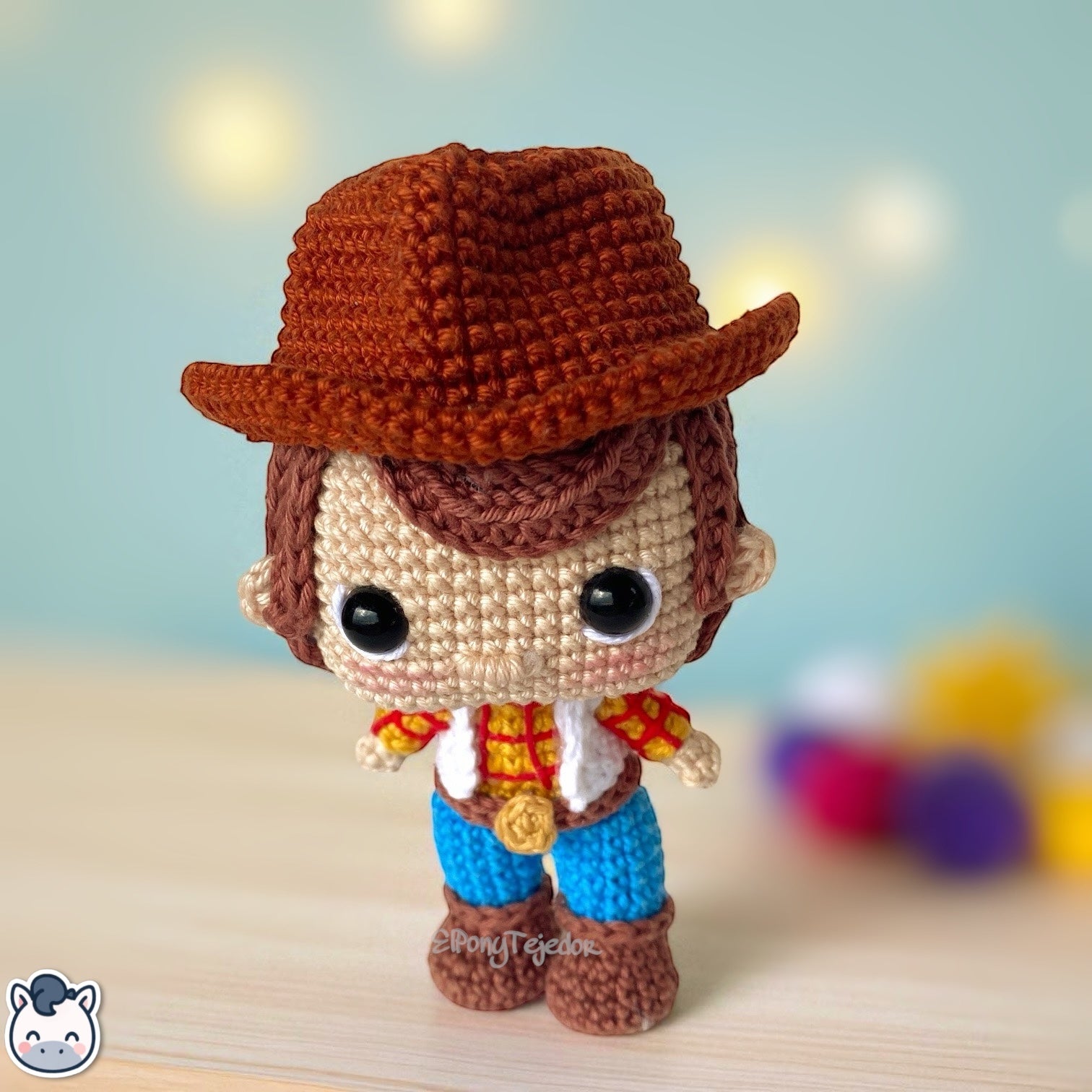 Amigurumi de Woody inspirado en Toy Story, hecho a mano con hilo 100% algodón. Perfecto para fans de Pixar, coleccionistas y amantes del crochet. Creado por El Pony Tejedor.