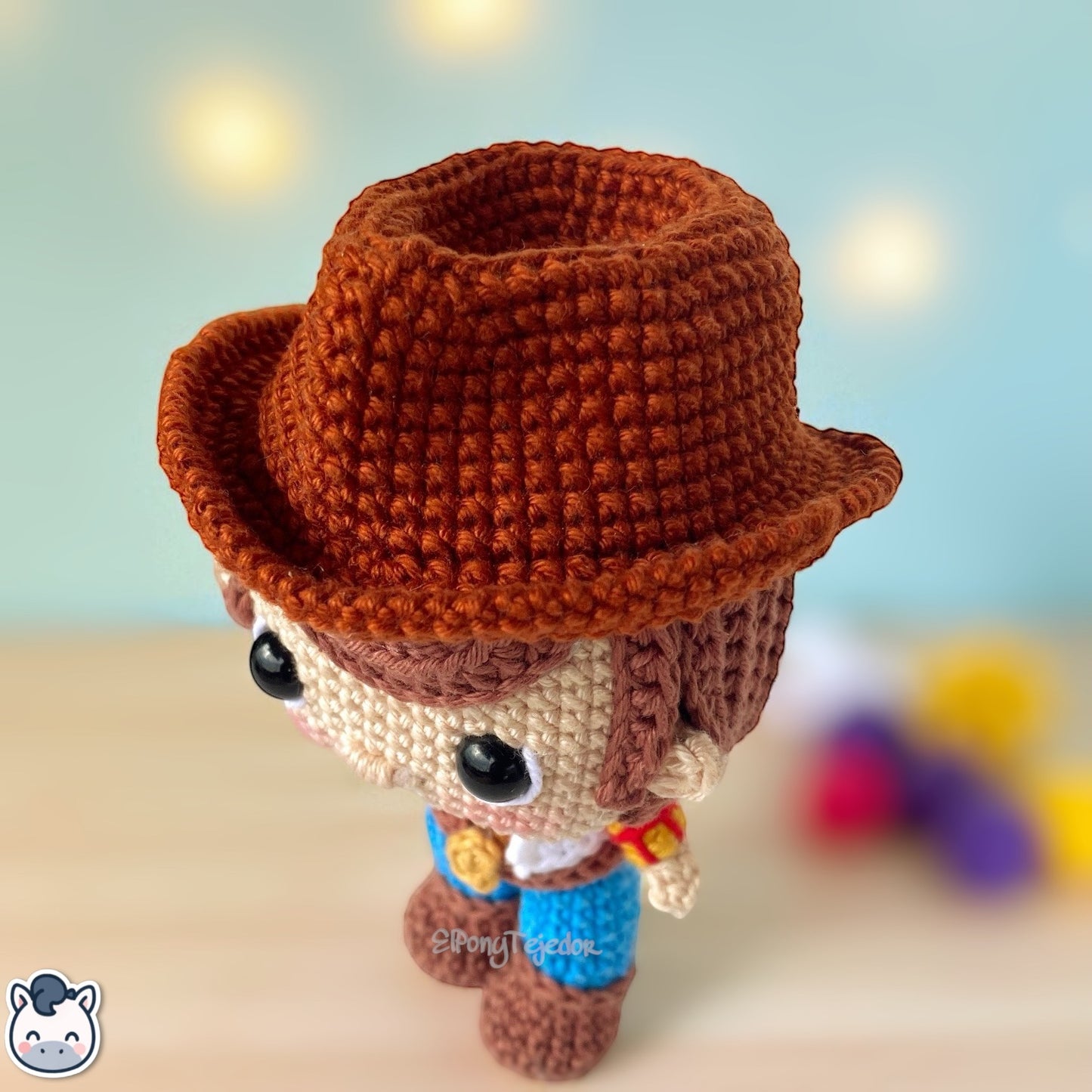 Amigurumi de Woody inspirado en Toy Story, hecho a mano con hilo 100% algodón. Perfecto para fans de Pixar, coleccionistas y amantes del crochet. Creado por El Pony Tejedor.