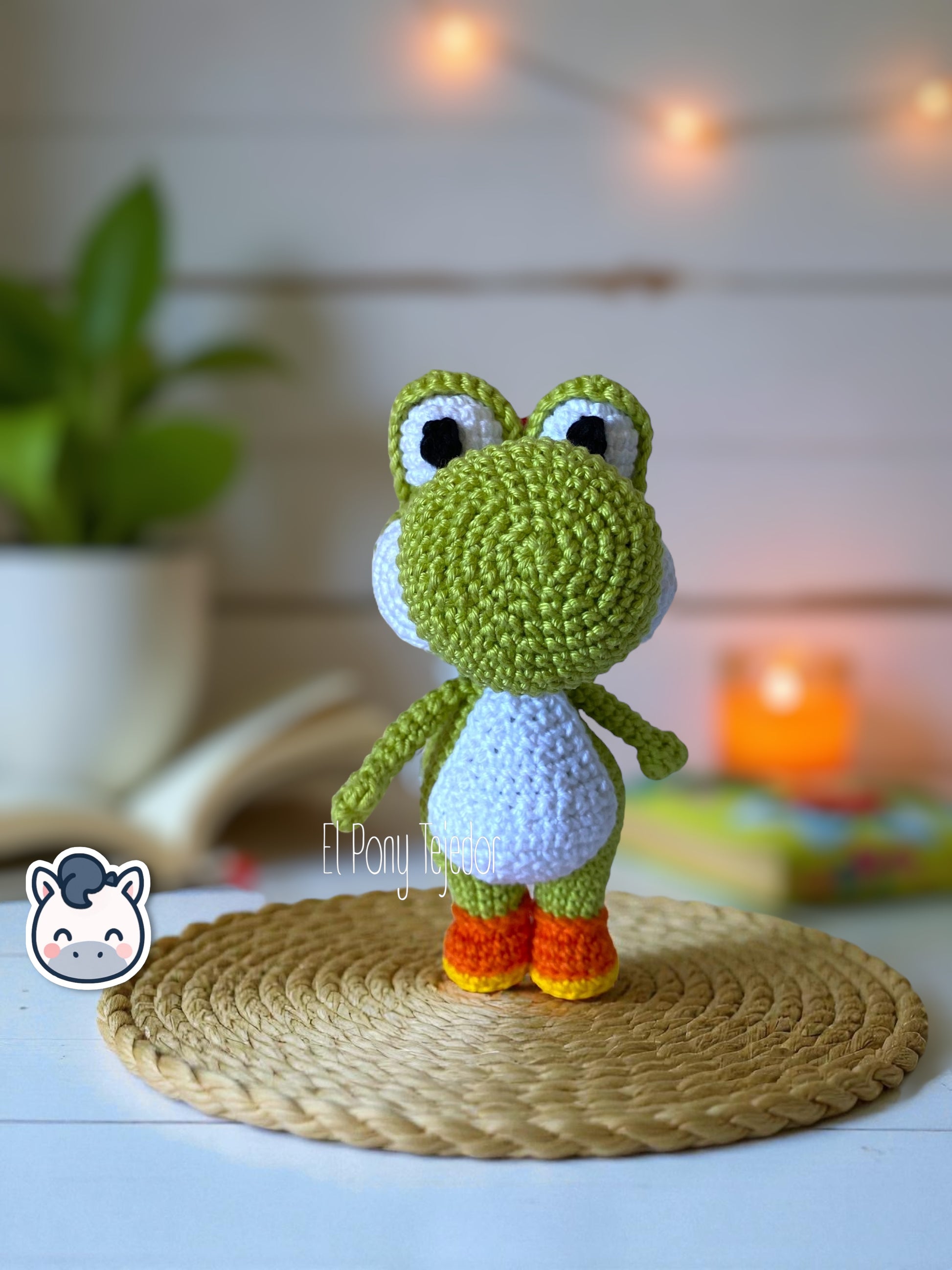 Muñeco amigurumi hecho a mano de Yoshi inspirado en Super Mario Bros, elaborado con hilo 100% algodón. Perfecto como regalo geek o decorativo para fans de Nintendo y los videojuegos retro.