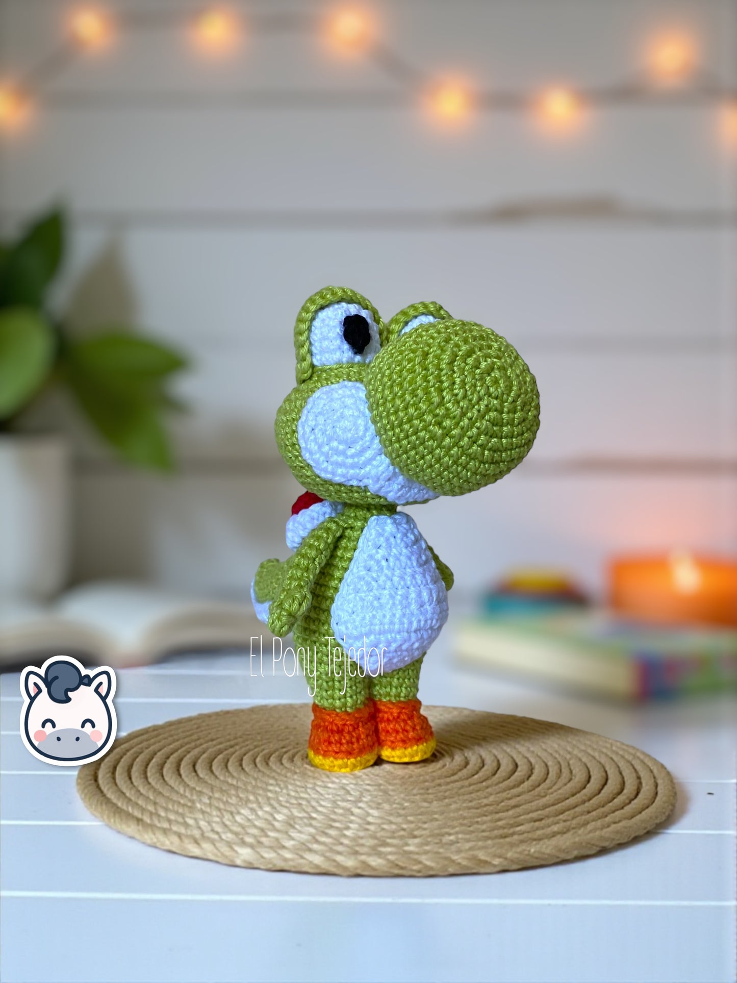 Muñeco amigurumi hecho a mano de Yoshi inspirado en Super Mario Bros, elaborado con hilo 100% algodón. Perfecto como regalo geek o decorativo para fans de Nintendo y los videojuegos retro.
