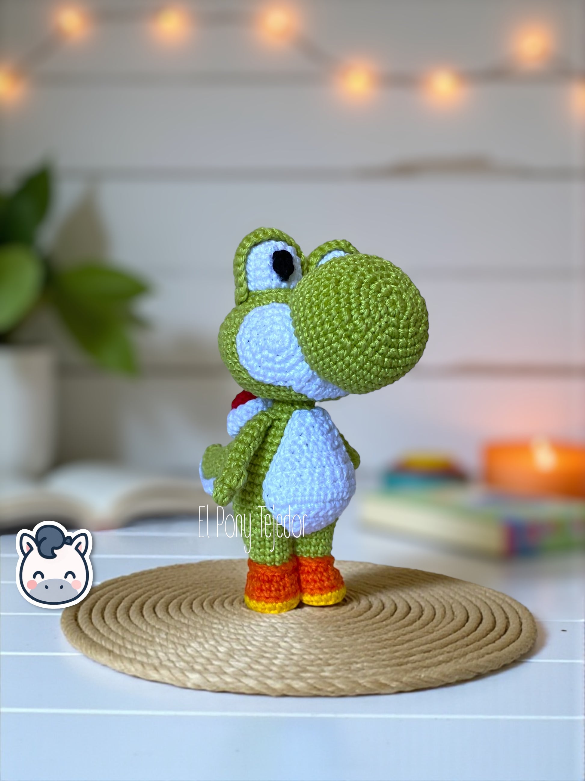 Muñeco amigurumi hecho a mano de Yoshi inspirado en Super Mario Bros, elaborado con hilo 100% algodón. Perfecto como regalo geek o decorativo para fans de Nintendo y los videojuegos retro.