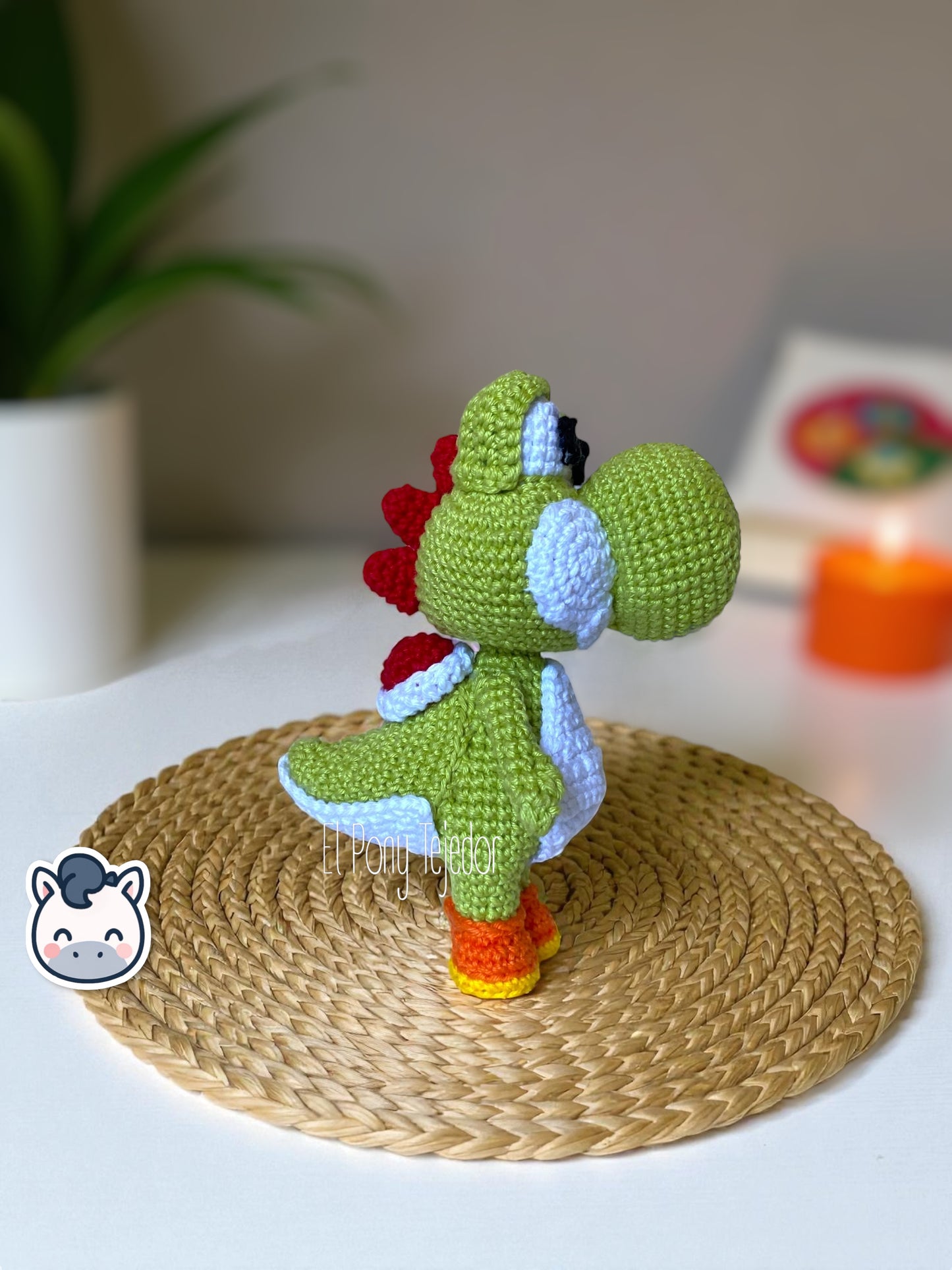 Muñeco amigurumi hecho a mano de Yoshi inspirado en Super Mario Bros, elaborado con hilo 100% algodón. Perfecto como regalo geek o decorativo para fans de Nintendo y los videojuegos retro.
