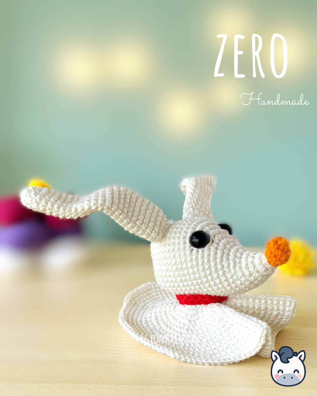 Amigurumi de Zero inspirado en Pesadilla Antes de Navidad, tejido a mano con hilo 100% algodón. Perfecto para fans de Tim Burton, Halloween y los amantes del crochet artesanal. Creado por El Pony Tejedor.