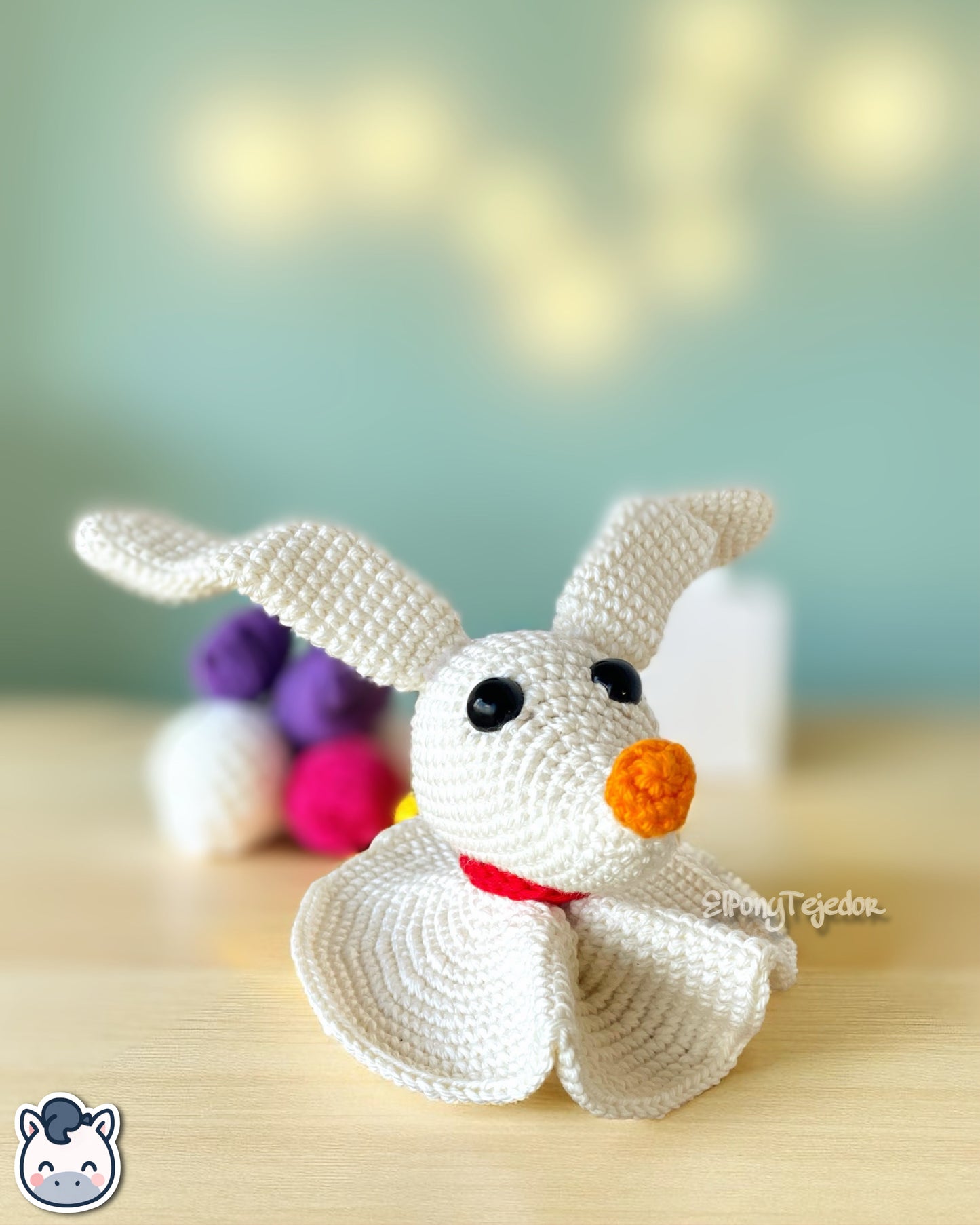 Amigurumi de Zero inspirado en Pesadilla Antes de Navidad, tejido a mano con hilo 100% algodón. Perfecto para fans de Tim Burton, Halloween y los amantes del crochet artesanal. Creado por El Pony Tejedor.