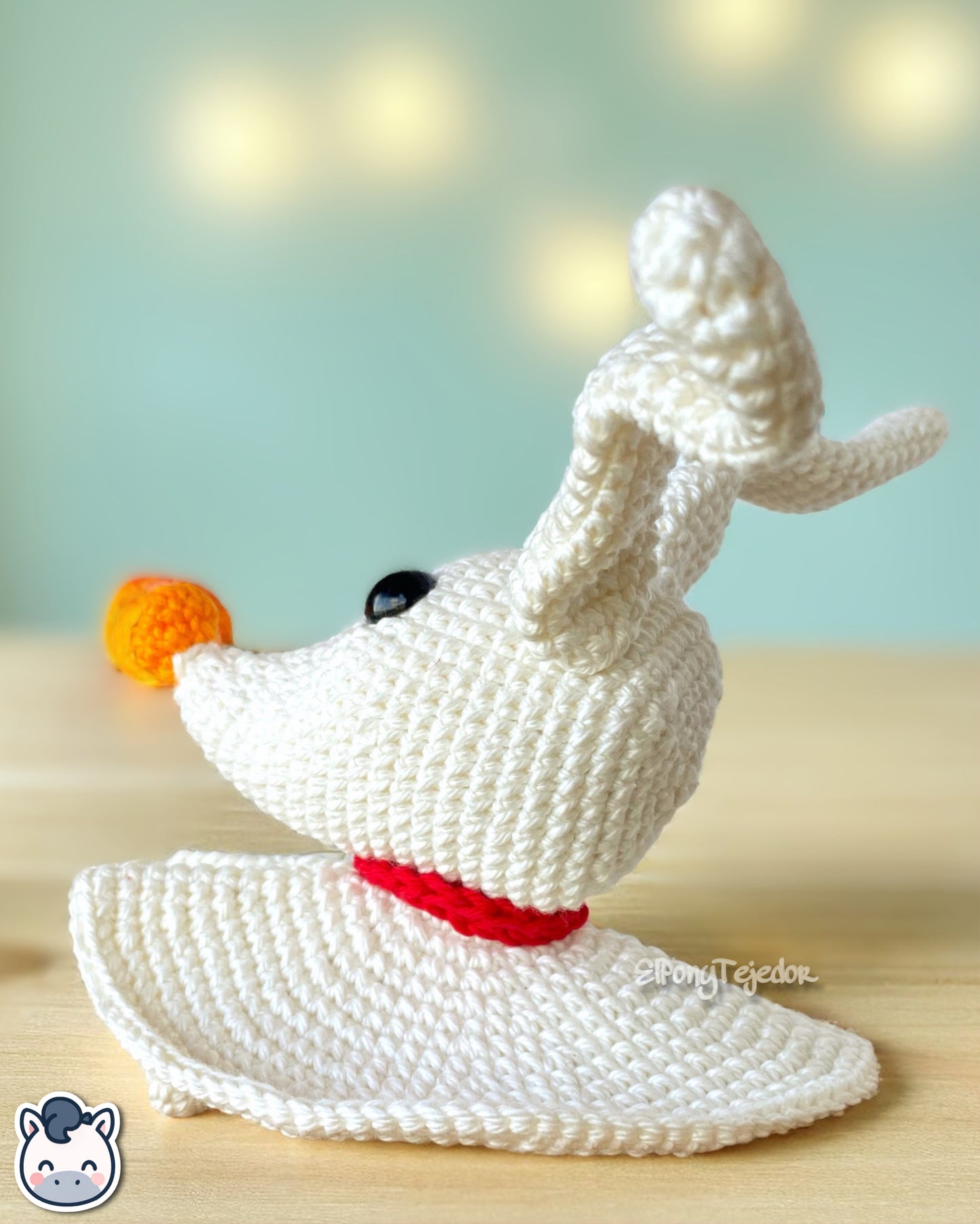 Amigurumi de Zero inspirado en Pesadilla Antes de Navidad, tejido a mano con hilo 100% algodón. Perfecto para fans de Tim Burton, Halloween y los amantes del crochet artesanal. Creado por El Pony Tejedor.