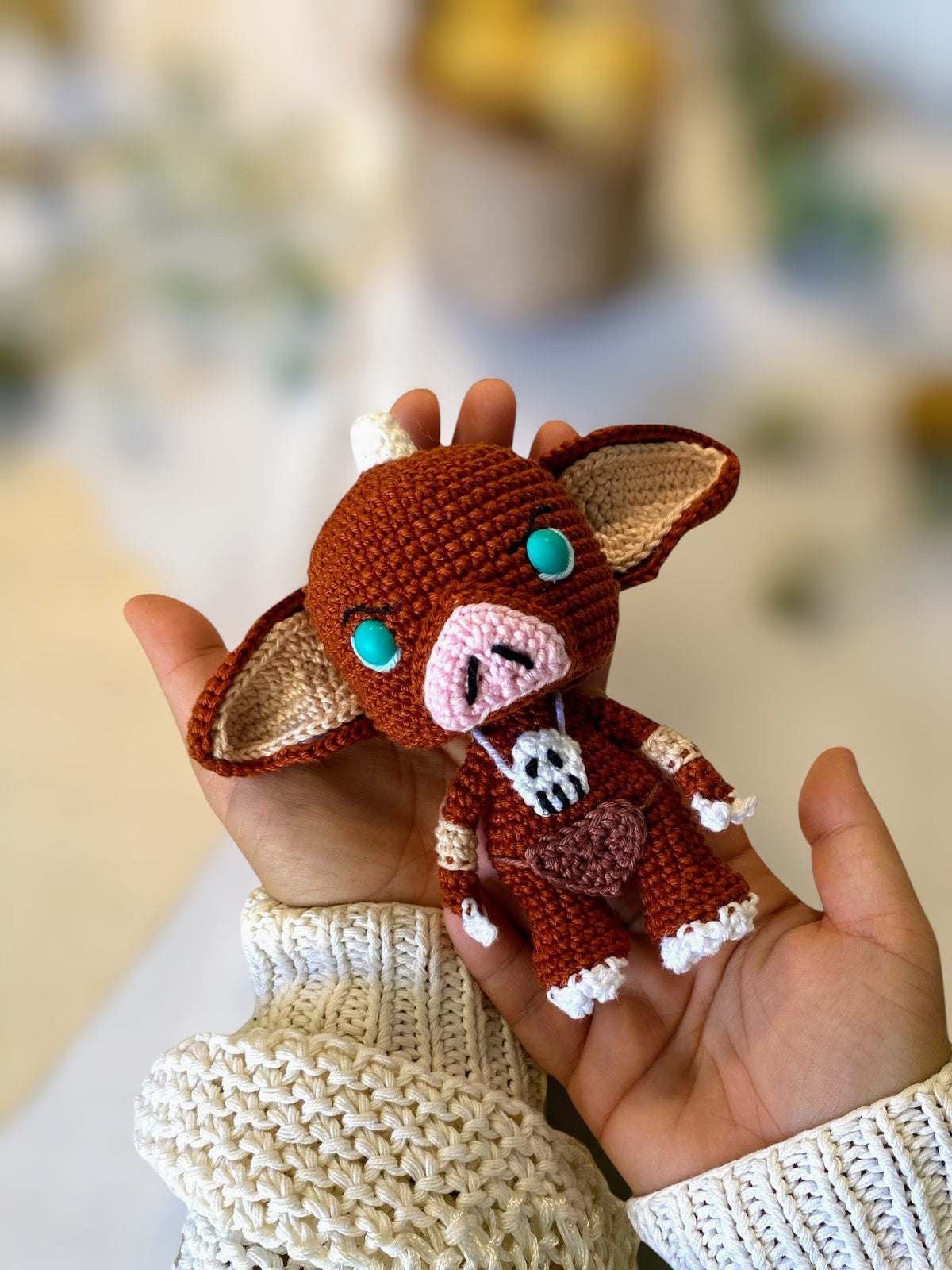 Amigurumi Bokoblin inspirado en The Legend of Zelda, muñeco tejido a crochet con estilo kawaii y detalles cuidados, patrón PDF ideal para fans de los videojuegos y el ganchillo. Handmade Bokoblin amigurumi inspired by The Legend of Zelda, cute and geek crochet pattern PDF perfect for video game fans and handmade plush lovers.