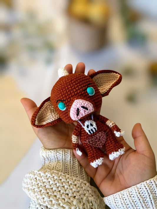 Amigurumi Bokoblin inspirado en The Legend of Zelda, muñeco tejido a crochet con estilo kawaii y detalles cuidados, patrón PDF ideal para fans de los videojuegos y el ganchillo. Handmade Bokoblin amigurumi inspired by The Legend of Zelda, cute and geek crochet pattern PDF perfect for video game fans and handmade plush lovers.