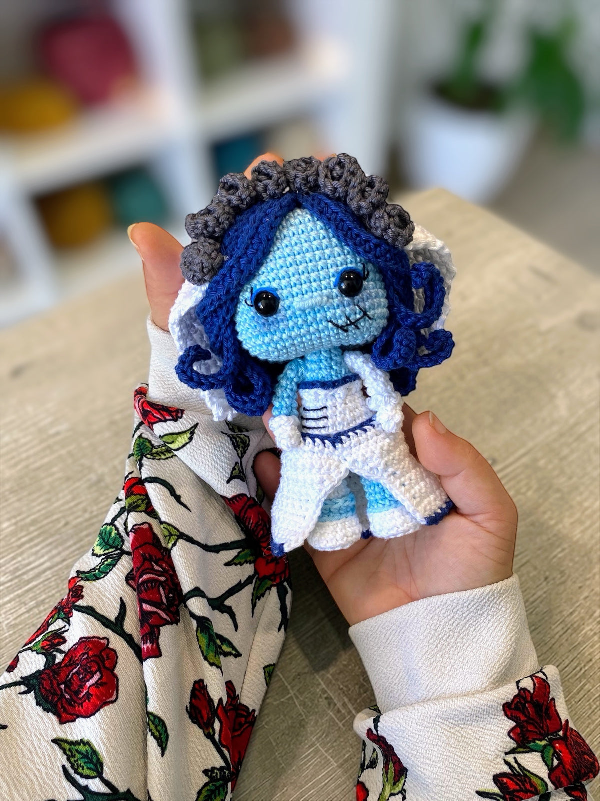 Amigurumi de Emily inspirado en La novia cadáver / El cadáver de la novia, muñeca de ganchillo estilo gótico hecha a mano, patrón PDF perfecto para fans de Tim Burton y del amigurumi kawaii oscuro.