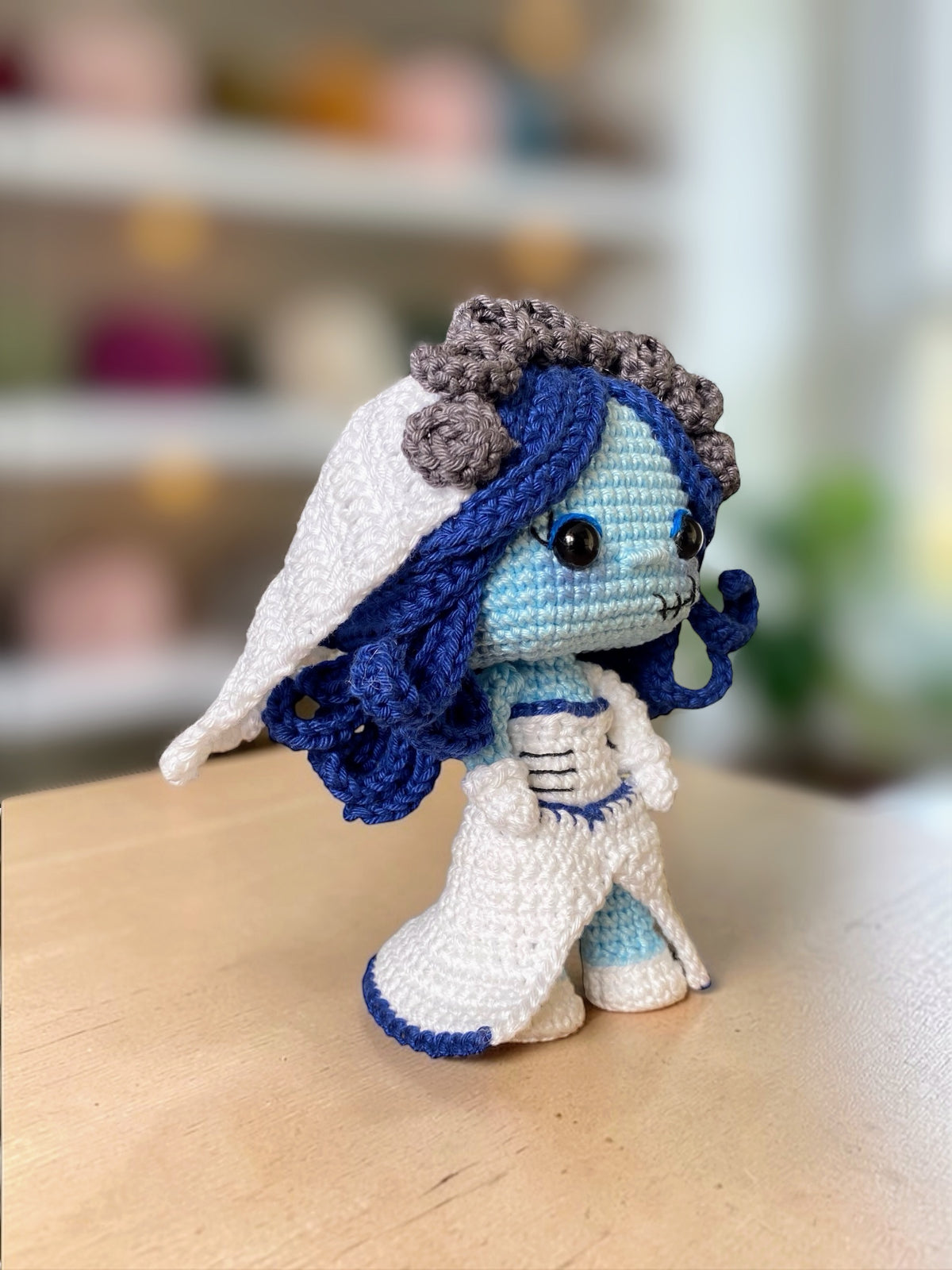 Amigurumi de Emily inspirado en La novia cadáver / El cadáver de la novia, muñeca de ganchillo estilo gótico hecha a mano, patrón PDF perfecto para fans de Tim Burton y del amigurumi kawaii oscuro.