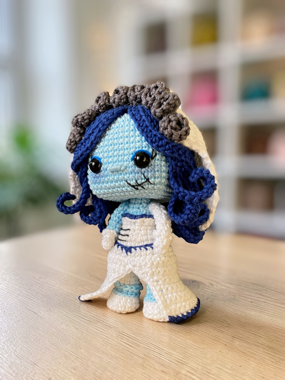 Amigurumi de Emily inspirado en La novia cadáver / El cadáver de la novia, muñeca de ganchillo estilo gótico hecha a mano, patrón PDF perfecto para fans de Tim Burton y del amigurumi kawaii oscuro.
