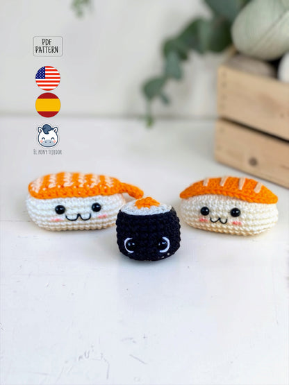 Set de sushi amigurumi tejido a mano con un nigiri de salmón, un nigiri de gamba y un maki kawaii, realizado a crochet con un patrón gratuito paso a paso. 
