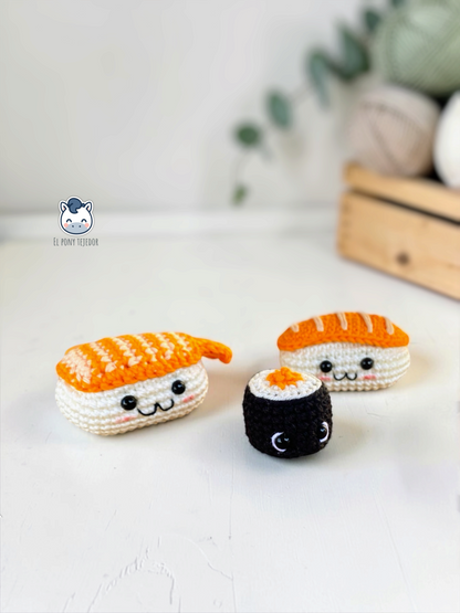 Set de sushi amigurumi tejido a mano con un nigiri de salmón, un nigiri de gamba y un maki kawaii, realizado a crochet con un patrón gratuito paso a paso.