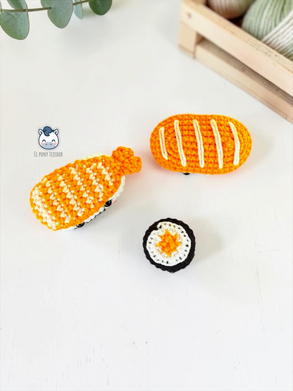 Set de sushi amigurumi tejido a mano con un nigiri de salmón, un nigiri de gamba y un maki kawaii, realizado a crochet con un patrón gratuito paso a paso.