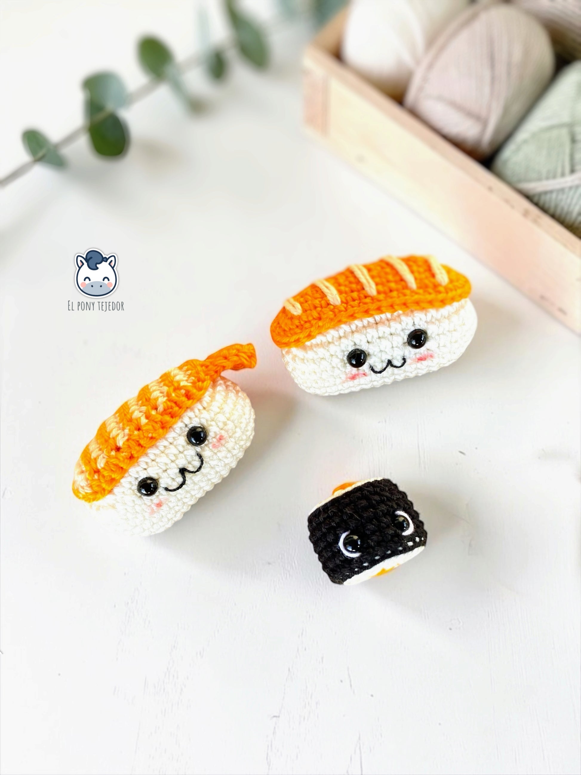 Set de sushi amigurumi tejido a mano con un nigiri de salmón, un nigiri de gamba y un maki kawaii, realizado a crochet con un patrón gratuito paso a paso.