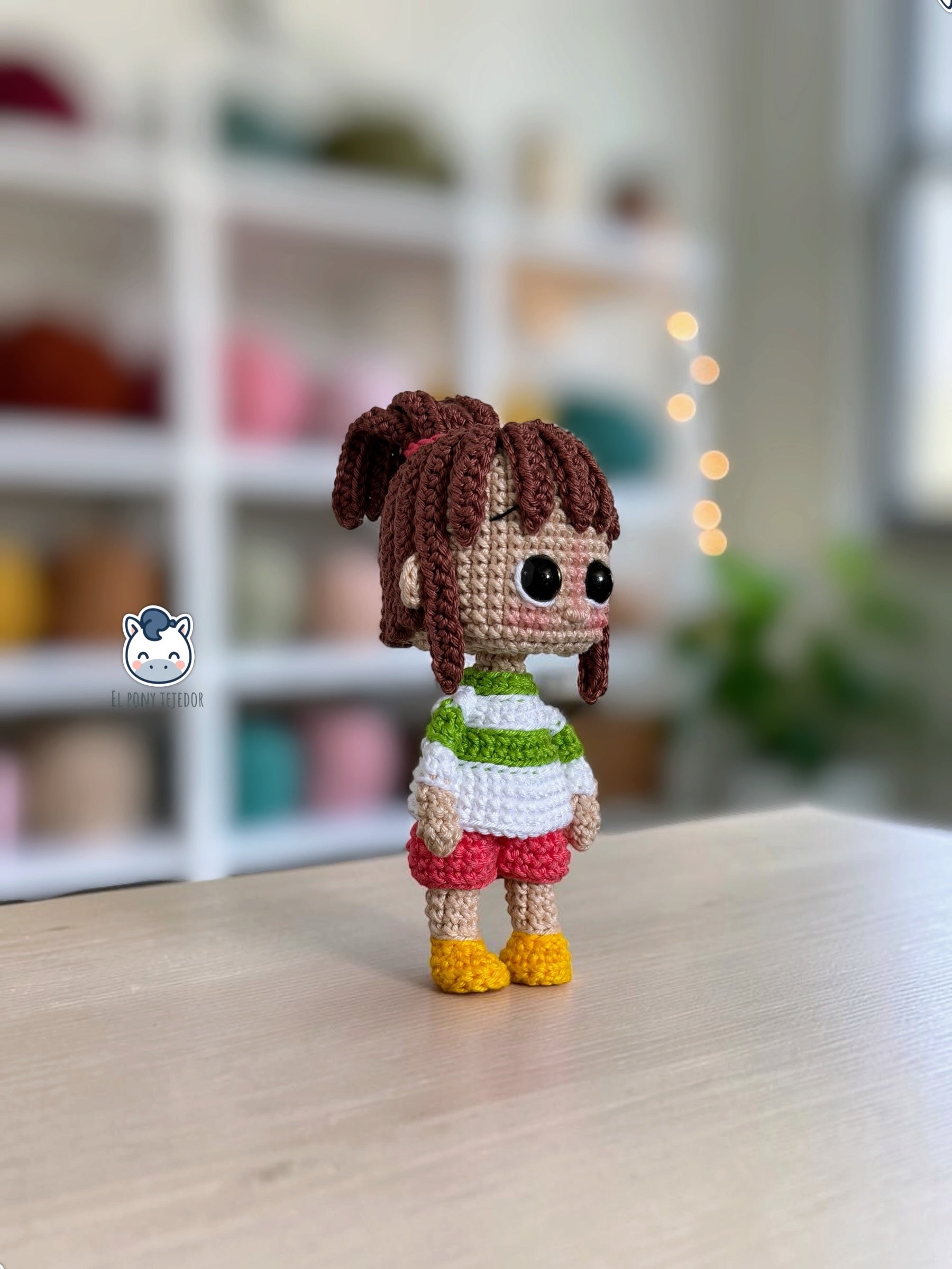 Peluche de Chihiro hecho a mano a crochet, inspirado en El Viaje de Chihiro de Studio Ghibli. Amigurumi tejido con hilo de algodón, ideal para coleccionistas de anime, decoración temática japonesa y regalos geek artesanales.
