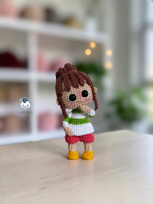 Peluche de Chihiro hecho a mano a crochet, inspirado en El Viaje de Chihiro de Studio Ghibli. Amigurumi tejido con hilo de algodón, ideal para coleccionistas de anime, decoración temática japonesa y regalos geek artesanales.