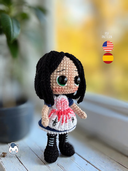 Amigurumi de Alice Madness tejido a crochet, muñeca inspirada en Alice Madness Returns con vestido manchado y estética oscura, patrón PDF de ganchillo ideal para fans de videojuegos y diseños góticos | Handmade Alice Madness amigurumi inspired by Alice Madness Returns, dark gothic crochet doll pattern PDF for video game fans and alternative decor lovers