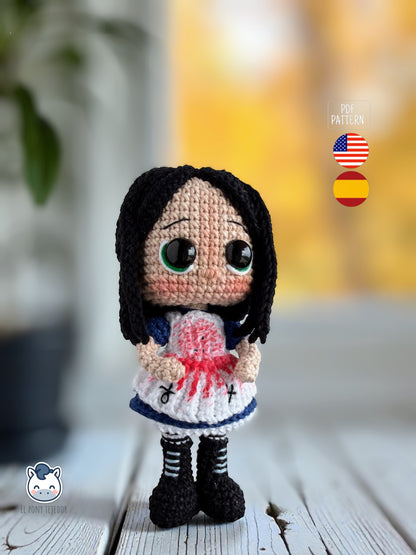 Amigurumi de Alice Madness tejido a crochet, muñeca inspirada en Alice Madness Returns con vestido manchado y estética oscura, patrón PDF de ganchillo ideal para fans de videojuegos y diseños góticos | Handmade Alice Madness amigurumi inspired by Alice Madness Returns, dark gothic crochet doll pattern PDF for video game fans and alternative decor lovers