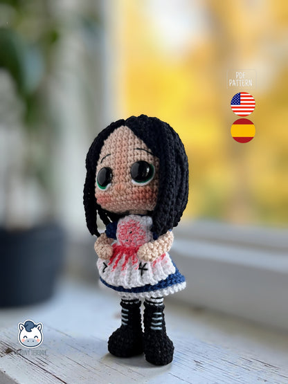 Amigurumi de Alice Madness tejido a crochet, muñeca inspirada en Alice Madness Returns con vestido manchado y estética oscura, patrón PDF de ganchillo ideal para fans de videojuegos y diseños góticos | Handmade Alice Madness amigurumi inspired by Alice Madness Returns, dark gothic crochet doll pattern PDF for video game fans and alternative decor lovers