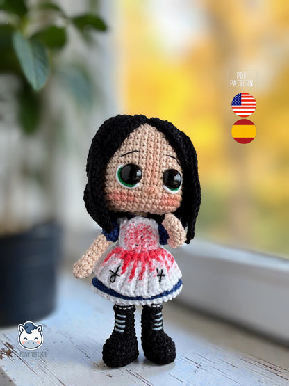 Amigurumi de Alice Madness tejido a crochet, muñeca inspirada en Alice Madness Returns con vestido manchado y estética oscura, patrón PDF de ganchillo ideal para fans de videojuegos y diseños góticos | Handmade Alice Madness amigurumi inspired by Alice Madness Returns, dark gothic crochet doll pattern PDF for video game fans and alternative decor lovers