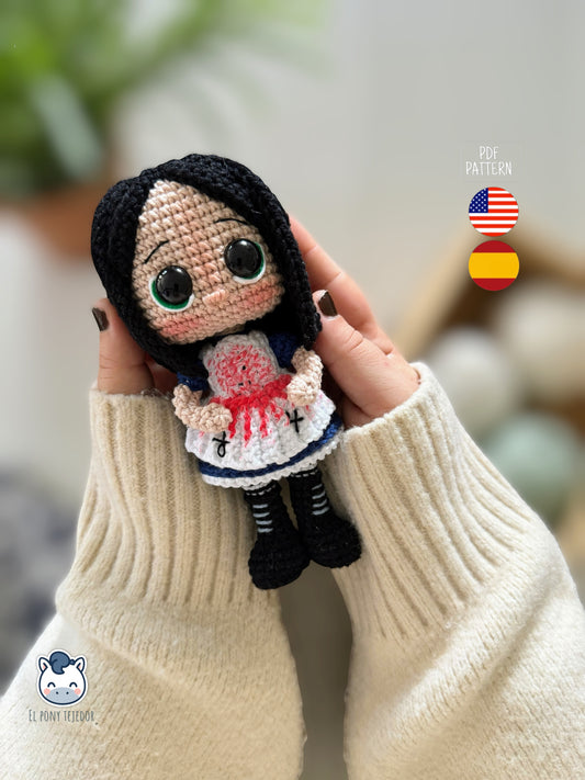 Amigurumi de Alice Madness tejido a crochet, muñeca inspirada en Alice Madness Returns con vestido manchado y estética oscura, patrón PDF de ganchillo ideal para fans de videojuegos y diseños góticos | Handmade Alice Madness amigurumi inspired by Alice Madness Returns, dark gothic crochet doll pattern PDF for video game fans and alternative decor lovers