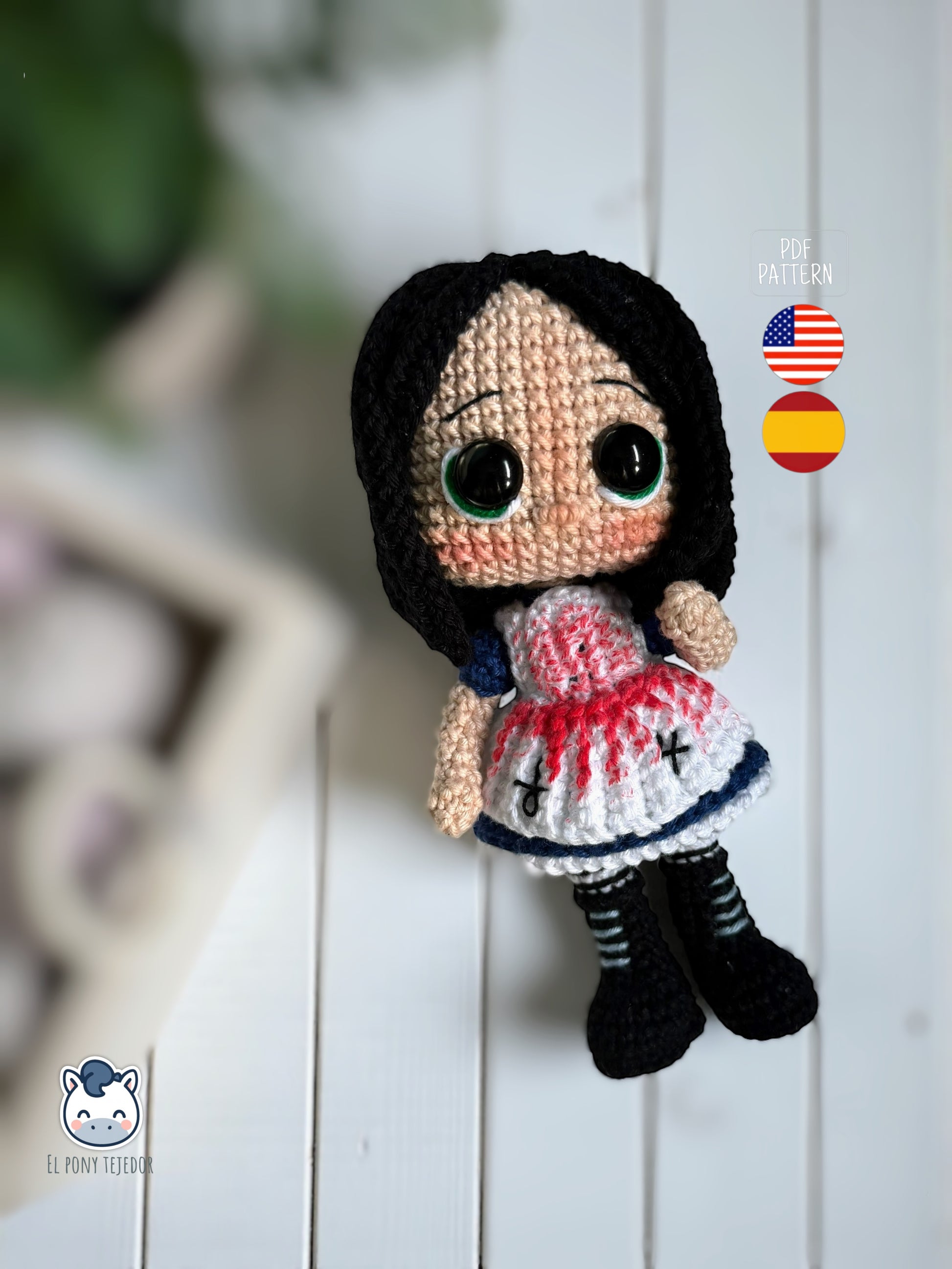 Amigurumi de Alice Madness tejido a crochet, muñeca inspirada en Alice Madness Returns con vestido manchado y estética oscura, patrón PDF de ganchillo ideal para fans de videojuegos y diseños góticos | Handmade Alice Madness amigurumi inspired by Alice Madness Returns, dark gothic crochet doll pattern PDF for video game fans and alternative decor lovers