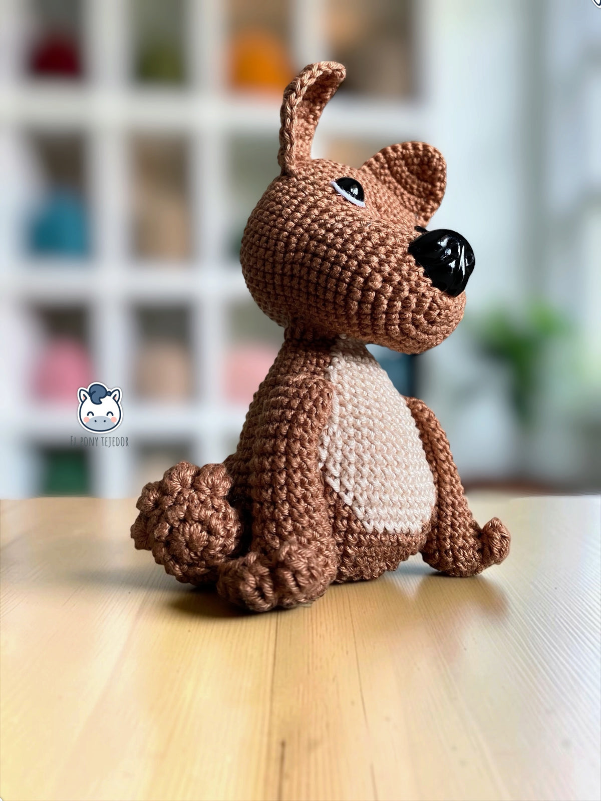 Amigurumi de American Staffordshire Terrier marrón con pecho beige, perro de ganchillo hecho a mano y patrón de crochet en PDF.