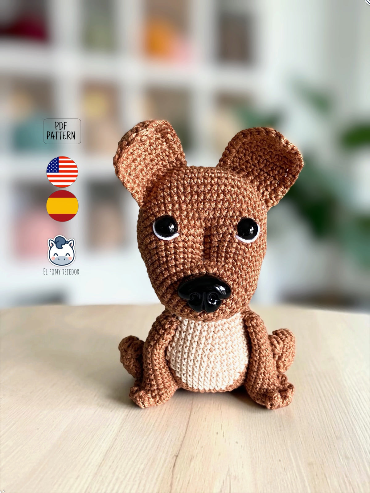 Amigurumi de American Staffordshire Terrier marrón con pecho beige, perro de ganchillo hecho a mano y patrón de crochet en PDF.