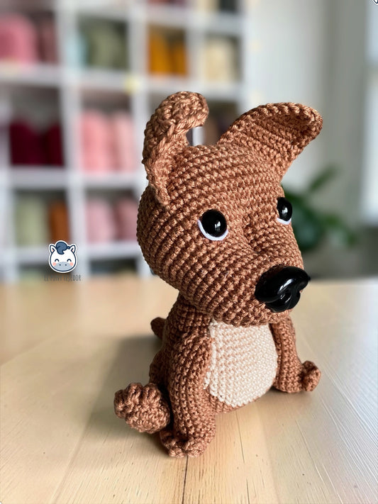 Amigurumi de American Staffordshire Terrier marrón con pecho beige, perro de ganchillo hecho a mano y patrón de crochet en PDF.