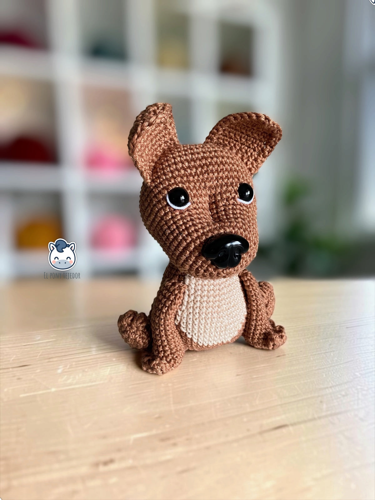Amigurumi de American Staffordshire Terrier marrón con pecho beige, perro de ganchillo hecho a mano y patrón de crochet en PDF.